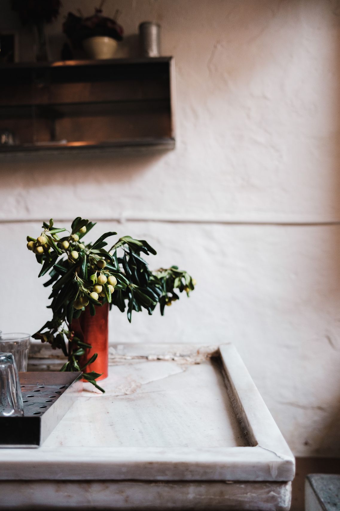 Ceramic vase with olive branches and mugs
